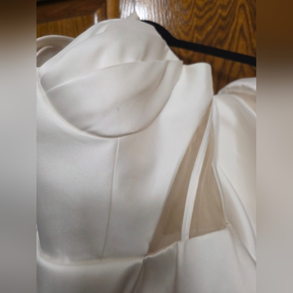 NWT LOVE by Enzoani "Beverly" Wedding Dress Size 10 - Picture 9 of 10
